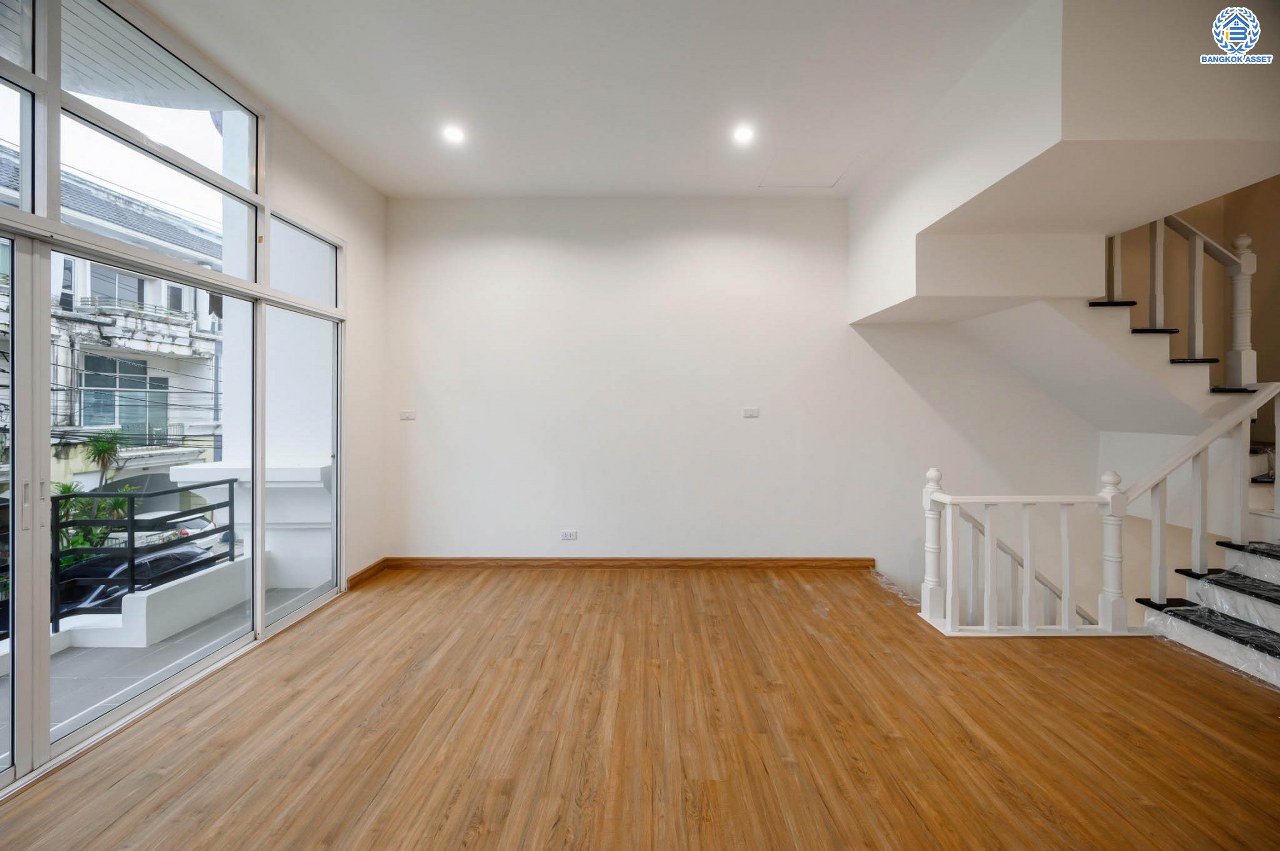 บ้านมือสองตกแต่งใหม่ ทาวน์โฮม 3 ชั้น โครงการ พรีเมี่ยมเพลส รามอินทรา เนื้อที่ 21.2 ตร.ว. ฟังก์ชัน 3 ห้องนอน 4 ห้องน้ำ 2 ที่จอดรถ ทำเลใจกลางเมือง เชื่อมต่อทั้ง ถ.ประเสริฐมนูญกิจ, ถ.ลาดพร้าว, ถ.รามอินทรา ใกล้ทางด่วน "รามอินทรา" และรถไฟฟ้าสายสีชมพู "สถานีมัยลาภ"